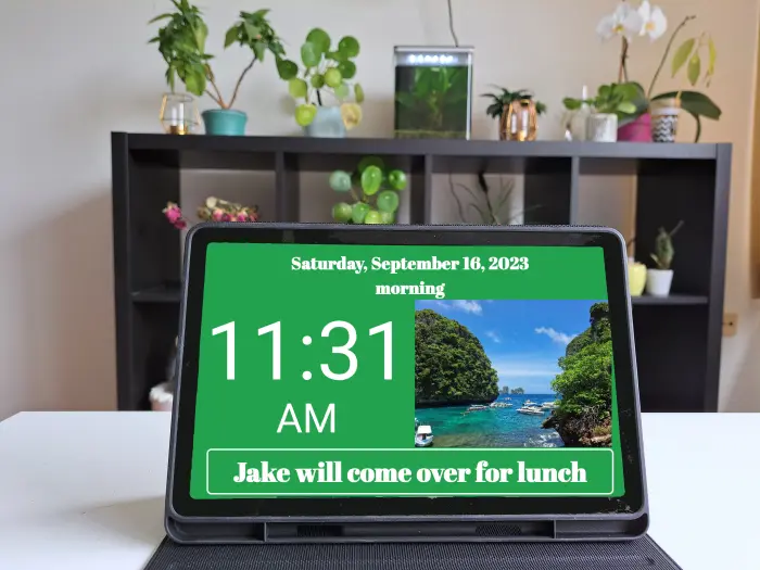 A Calendar Clock displaying the time, a note, and an image of a landscape.